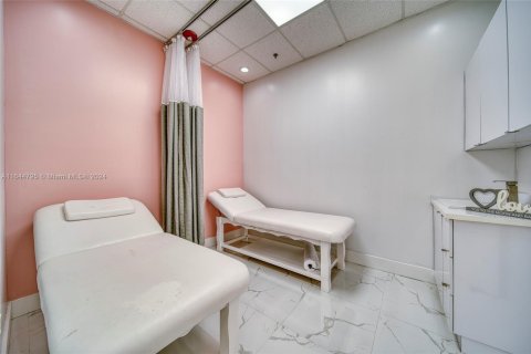 Commercial property in Miami, Florida № 1706506 - photo 13