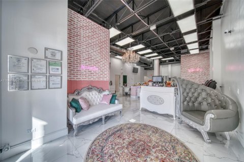 Commercial property in Miami, Florida № 1706506 - photo 1