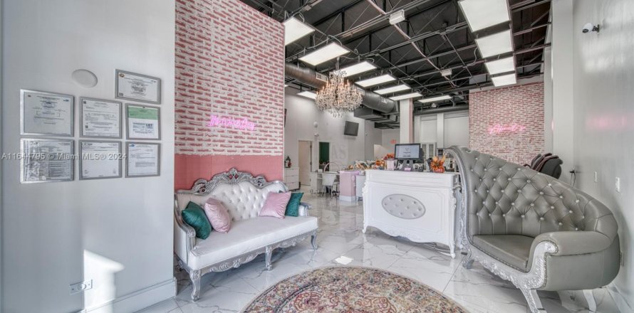 Commercial property in Miami, Florida № 1706506