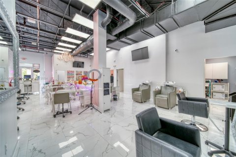 Commercial property in Miami, Florida № 1706506 - photo 10