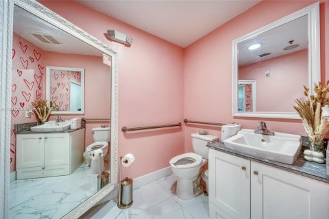 Commercial property in Miami, Florida № 1706506 - photo 24
