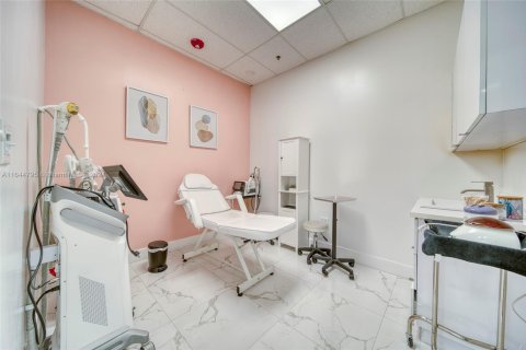 Commercial property in Miami, Florida № 1706506 - photo 12