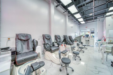 Commercial property in Miami, Florida № 1706506 - photo 8