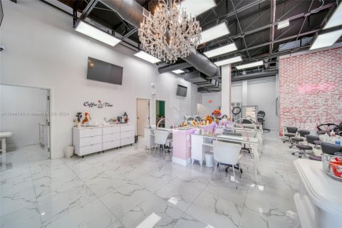 Commercial property in Miami, Florida № 1706506 - photo 3