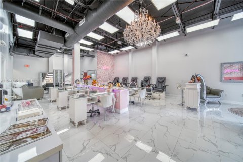 Commercial property in Miami, Florida № 1706506 - photo 6