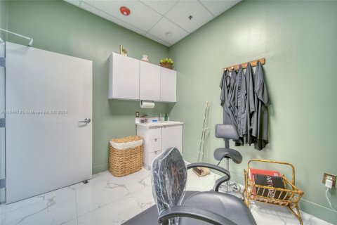 Commercial property in Miami, Florida № 1706506 - photo 18