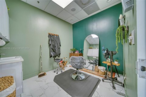 Commercial property in Miami, Florida № 1706506 - photo 17