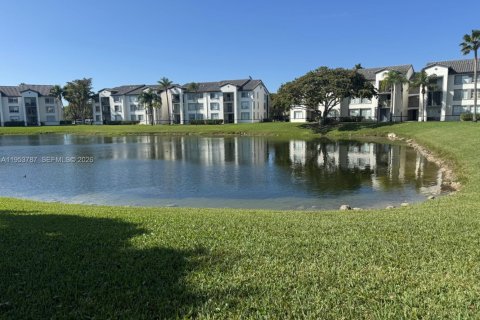 Copropriété à louer à Doral, Floride: 3 chambres, 109.35 m2 № 2008191 - photo 2