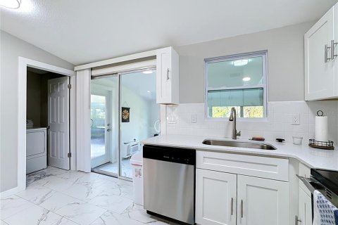 House in North Port, Florida 2 bedrooms, 108.14 sq.m. № 2429004 - photo 11
