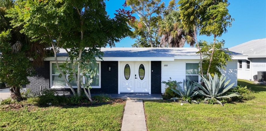 House in North Port, Florida 2 bedrooms, 108.14 sq.m. № 2429004