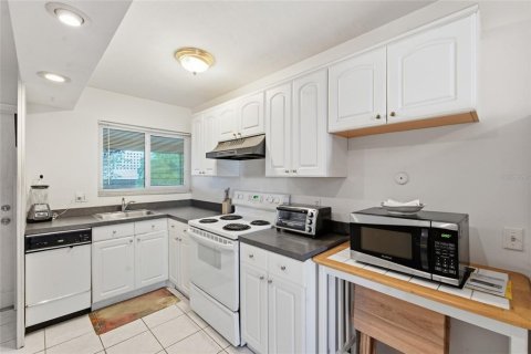 Condo in Sarasota, Florida, 1 bedroom  № 2225975 - photo 14