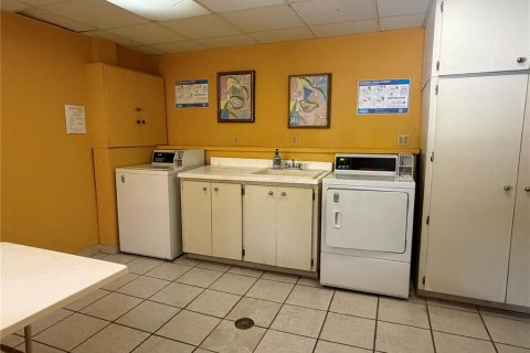 Condo in Sarasota, Florida, 1 bedroom  № 2225975 - photo 23