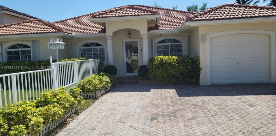 Casa en Miami, Florida 4 dormitorios, 160.72 m2 № 1707521