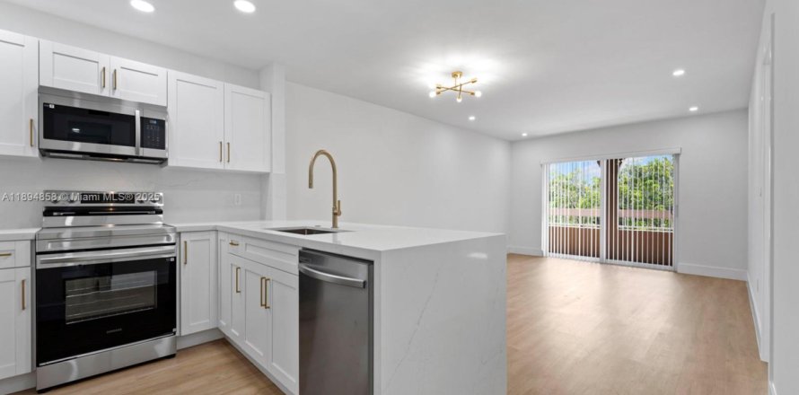 Кондоминиум с 1 спальней в Майами, Флорида № 1947442