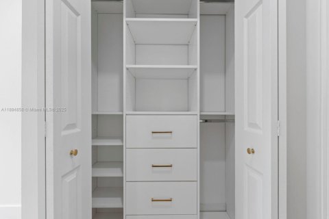 Купить кондоминиум в Майами, Флорида 1 спальня, 66.15м2, № 1947442 - фото 15