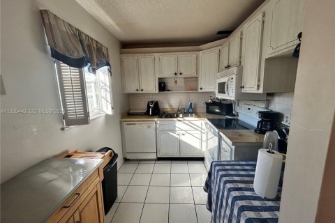 Condominio en venta en Stuart, Florida, 1 dormitorio, 69.4 m2 № 1993580 - foto 2