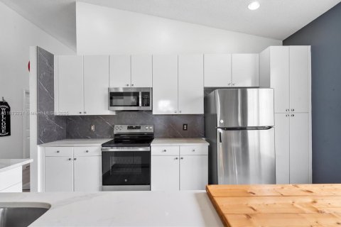 House in Pembroke Pines, Florida 3 bedrooms, 174.84 sq.m. № 2012324 - photo 24