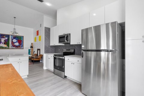 House in Pembroke Pines, Florida 3 bedrooms, 174.84 sq.m. № 2012324 - photo 21