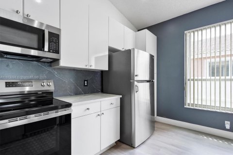 House in Pembroke Pines, Florida 3 bedrooms, 174.84 sq.m. № 2012324 - photo 20