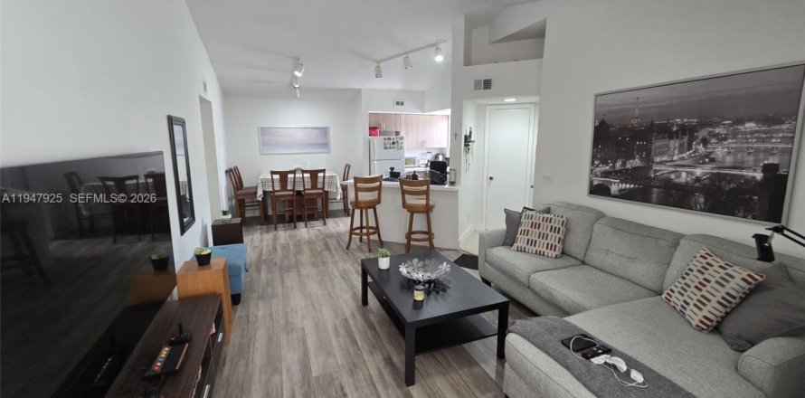 Кондоминиум с 2 спальнями в Санрайз, Флорида № 2005053