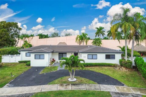 Villa ou maison à Miami, Floride 6 chambres, 243.22 m2 № 2055539