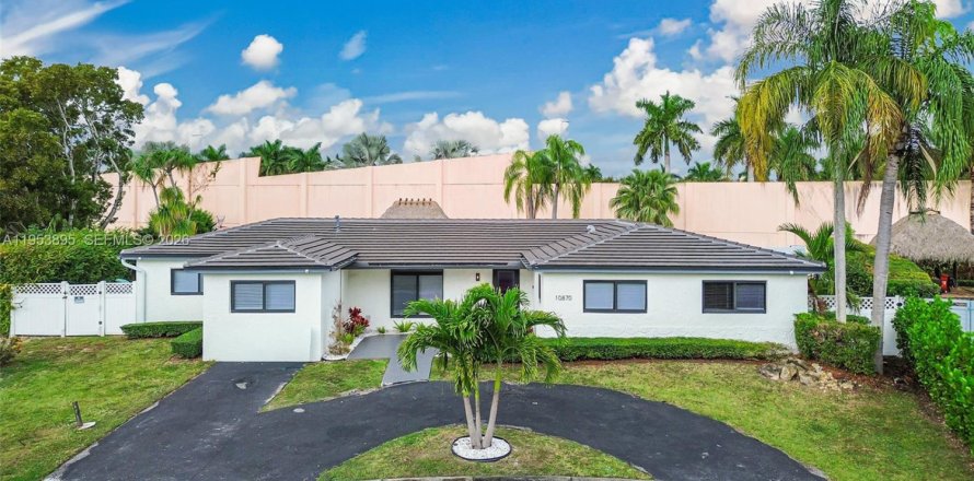 Villa ou maison à Miami, Floride 6 chambres, 243.22 m2 № 2055539