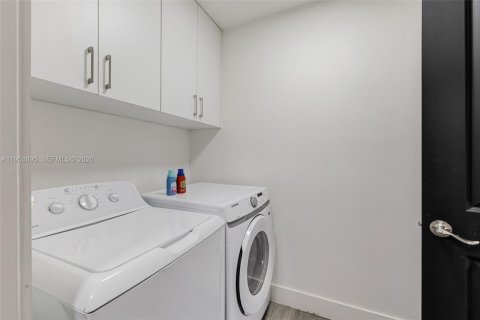 Villa ou maison à vendre à Miami, Floride: 6 chambres, 243.22 m2 № 2055539 - photo 23