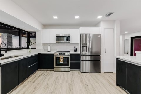 Villa ou maison à vendre à Miami, Floride: 6 chambres, 243.22 m2 № 2055539 - photo 6