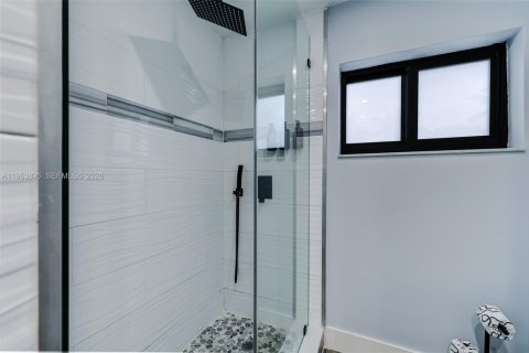 Villa ou maison à vendre à Miami, Floride: 6 chambres, 243.22 m2 № 2055539 - photo 16