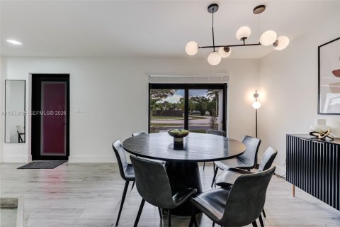 Villa ou maison à vendre à Miami, Floride: 6 chambres, 243.22 m2 № 2055539 - photo 9