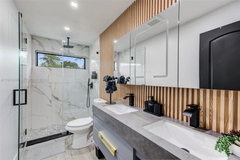 Villa ou maison à vendre à Miami, Floride: 6 chambres, 243.22 m2 № 2055539 - photo 21