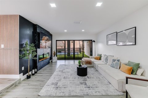 Villa ou maison à vendre à Miami, Floride: 6 chambres, 243.22 m2 № 2055539 - photo 4