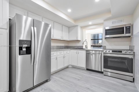 Condo in Hallandale Beach, Florida, 2 bedrooms  № 1788635 - photo 9