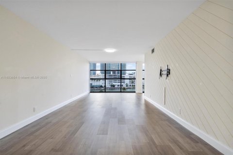 Condo in Hallandale Beach, Florida, 2 bedrooms  № 1788635 - photo 6