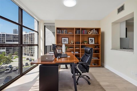 Condo in Hallandale Beach, Florida, 2 bedrooms  № 1788635 - photo 5
