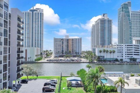 Condo in Hallandale Beach, Florida, 2 bedrooms  № 1788635 - photo 17
