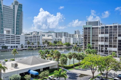 Condo in Hallandale Beach, Florida, 2 bedrooms  № 1788635 - photo 7