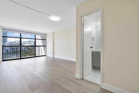 Condo in Hallandale Beach, Florida, 2 bedrooms  № 1788635 - photo 13