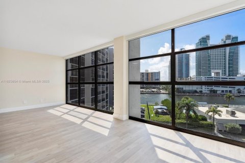 Condo in Hallandale Beach, Florida, 2 bedrooms  № 1788635 - photo 3