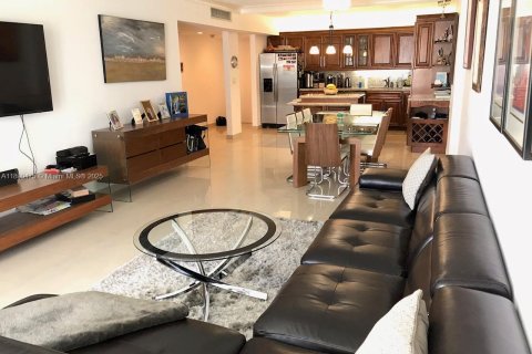 Condominio en venta en Sunny Isles Beach, Florida, 2 dormitorios, 142.79 m2 № 1943306 - foto 3