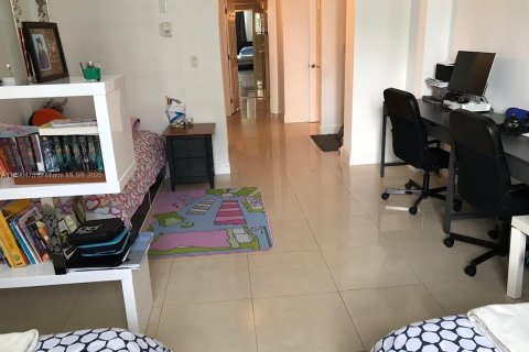 Condominio en venta en Sunny Isles Beach, Florida, 2 dormitorios, 142.79 m2 № 1943306 - foto 10