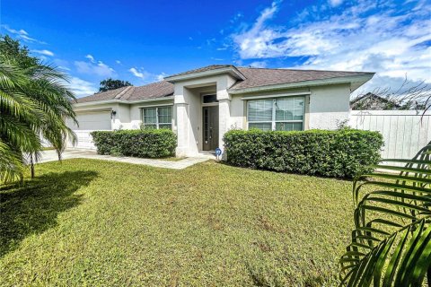 House in Poinciana, Florida 3 bedrooms, 165.83 sq.m. № 1807305 - photo 1