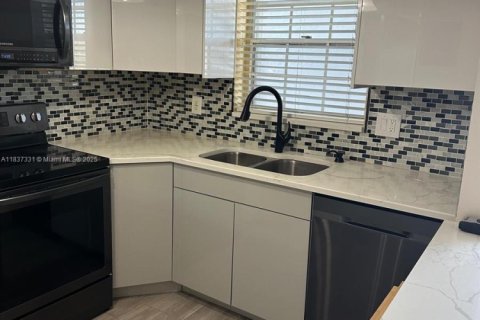 Condo in Pembroke Pines, Florida, 2 bedrooms  № 2038004 - photo 6