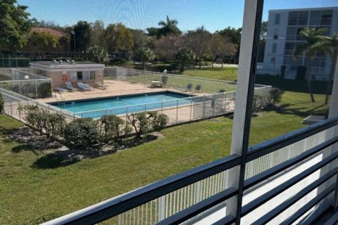 Condo in Pembroke Pines, Florida, 2 bedrooms  № 2038004 - photo 9