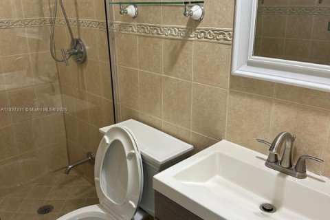 Condo in Pembroke Pines, Florida, 2 bedrooms  № 2038004 - photo 14