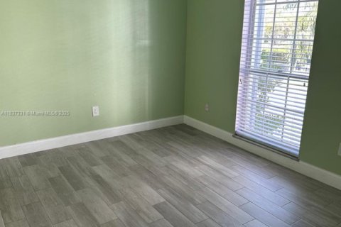 Condo in Pembroke Pines, Florida, 2 bedrooms  № 2038004 - photo 4