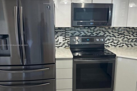 Condo in Pembroke Pines, Florida, 2 bedrooms  № 2038004 - photo 8