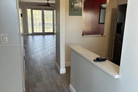 Condo in Pembroke Pines, Florida, 2 bedrooms  № 2038004 - photo 3