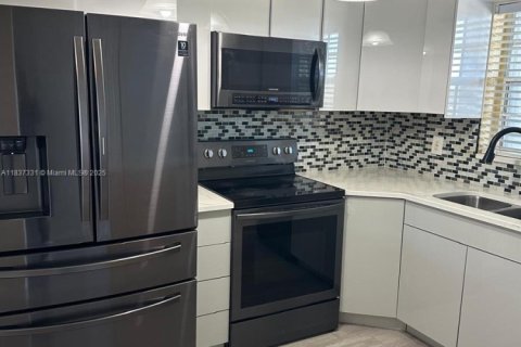 Condo in Pembroke Pines, Florida, 2 bedrooms  № 2038004 - photo 13