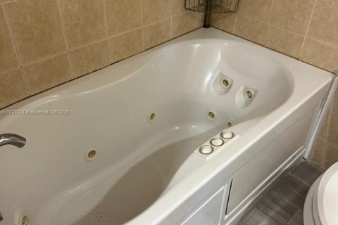 Condo in Pembroke Pines, Florida, 2 bedrooms  № 2038004 - photo 10